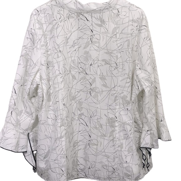 DRESSBARN WOMAN - CRISP WHITE WITH ABSTRACT FLOWERS AND IN GOOD CONDITION - B6 - Picture 3 of 10